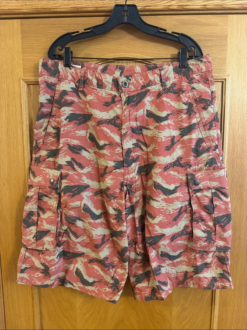 Levi’s Men’s Red Black Camo Snap Cargo Utility Shorts Style 13581 Size 36